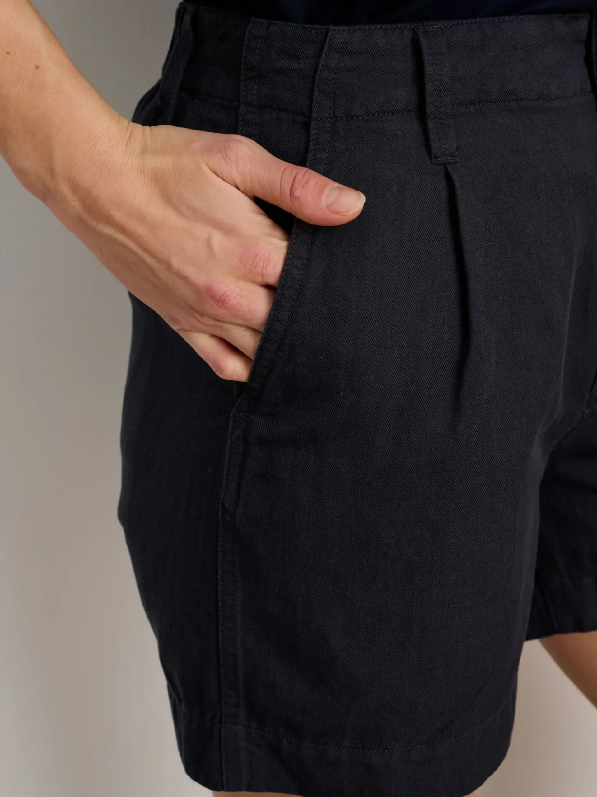 Outlet Alex Mill Pleated Shorts In Twill Washed Black
